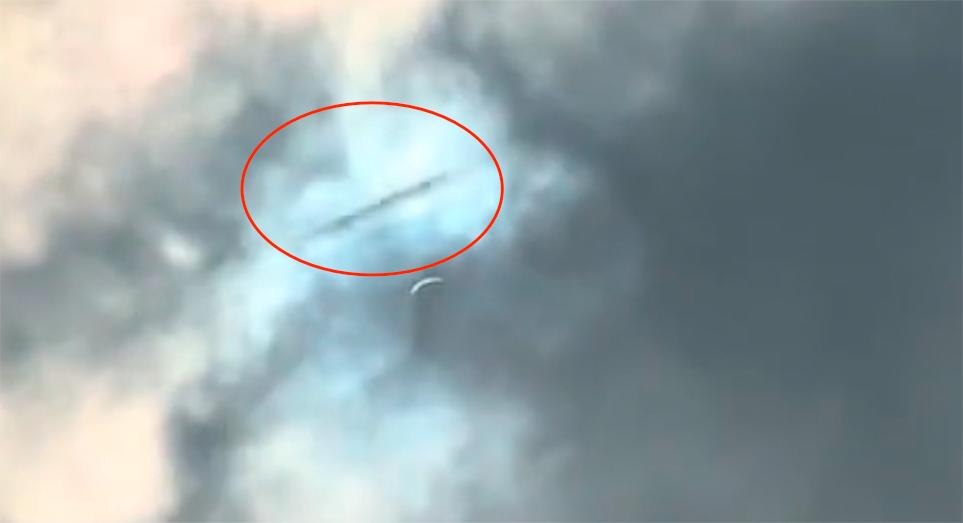 美国日全食期间惊现UFO：狭长影子飞速穿越云层